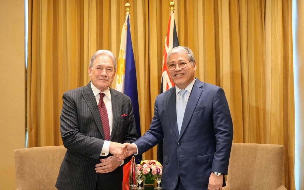 Winston Peters, Philippines Foreign Secretary Enrique Manalo