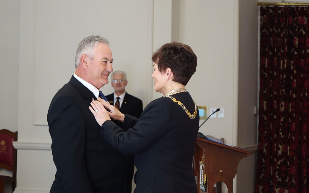 Murray Michie receiving his bravery medal from the new Governor General Dame Patsy Reddy.