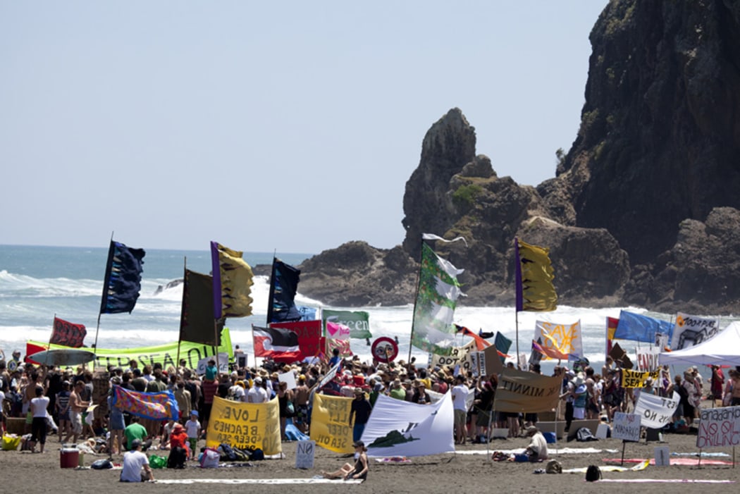 The largest crowd of over 1000 gathered at Piha for speeches and a haka.