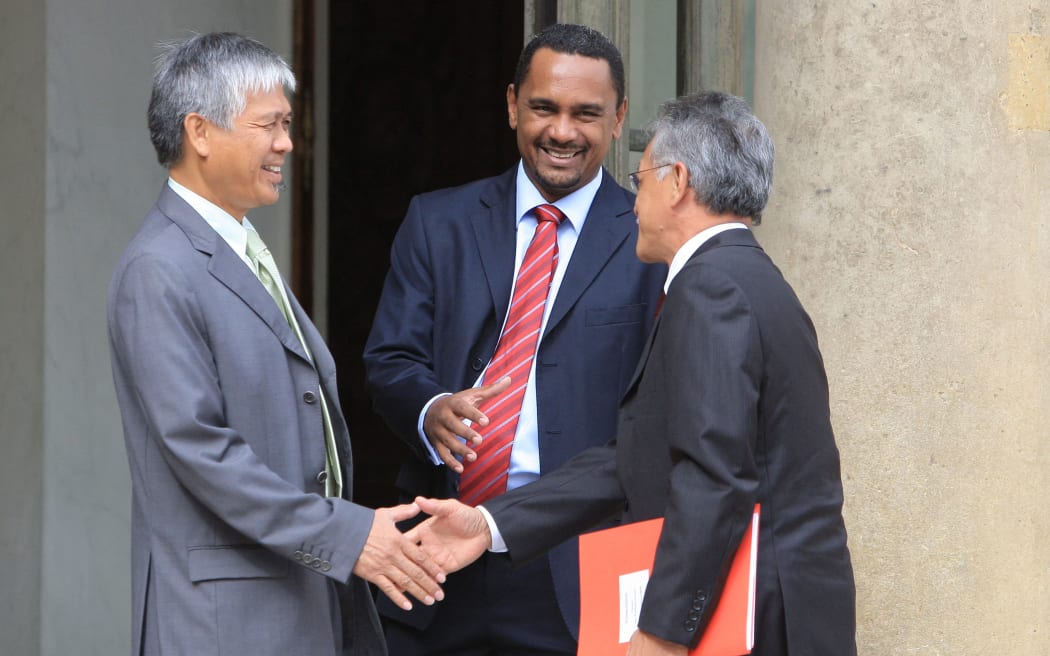 Le président de la Polynésie française, Gaston Tong Sang (D), le ministre polynésien de la santé, Jules Ienfa (G) et le ministre de l'éducation Tearii Alpha (C)