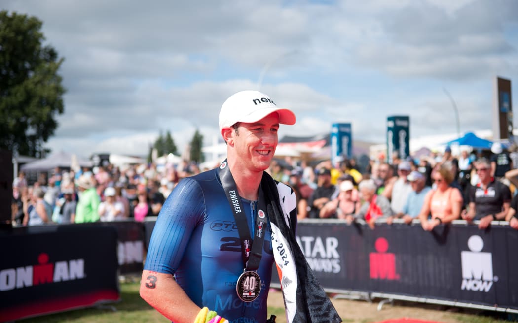 Ganador Steve McKenna tras completar el Taupō Ironman el 2 de marzo de 2024.
