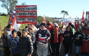 Hundreds of people turned out to protest the signing of a treaty settlement between the government and a collective of Hauraki iwi.