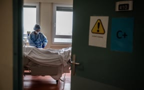 A nurse takes care of a patient suffering from Covid-19 at the intensive care unit of the Centre hospitalier privé de l'Europe in Port-Marly, on 25 March 2021.