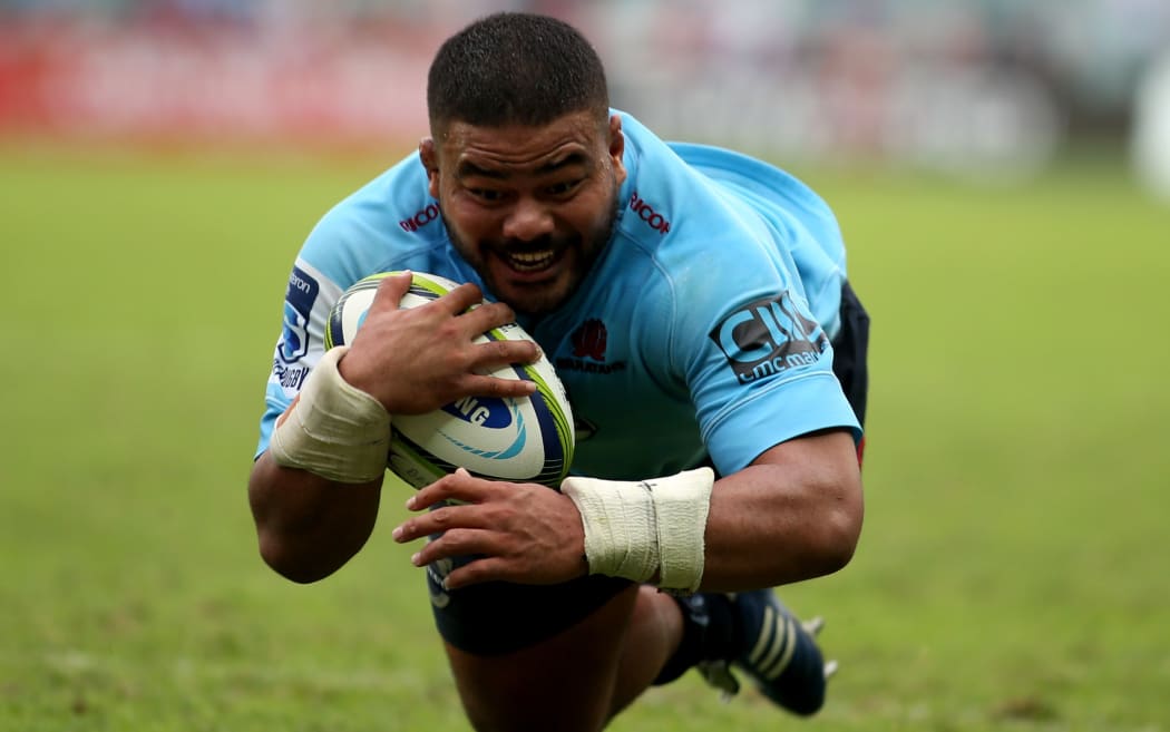 The Waratahs hooker Tolu Latu scores a try.