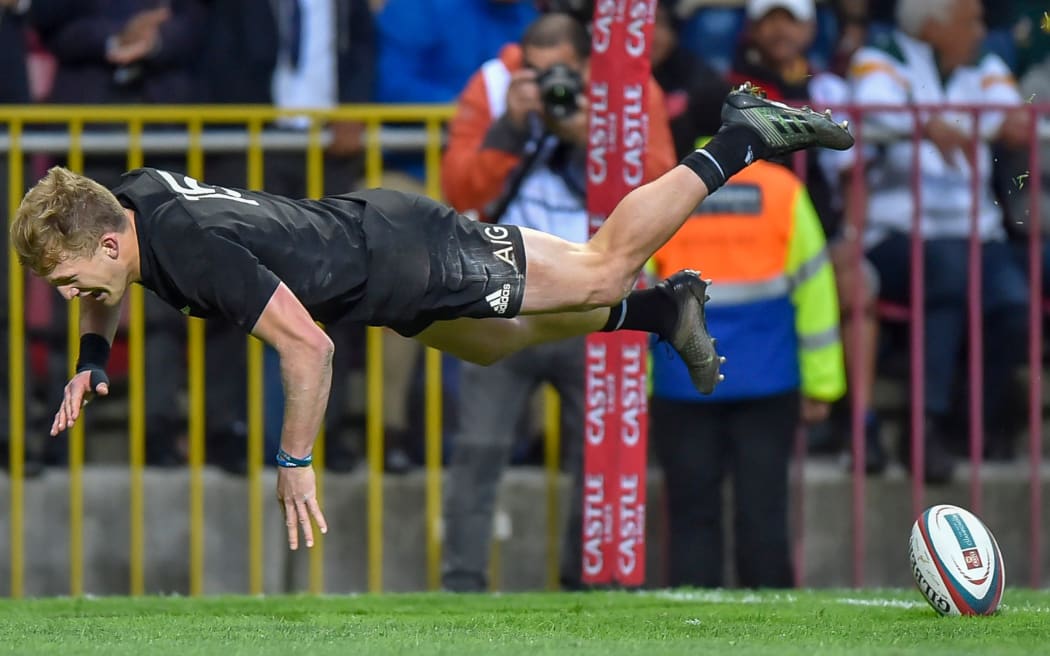 Damian McKenzie scores in Cape Town.