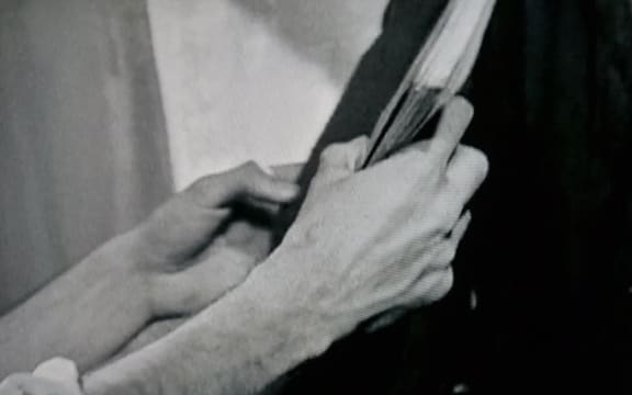 Bresson hands thumb