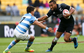 Sione Molia attempts to beat the defence of Lautaro Bazan Velez.