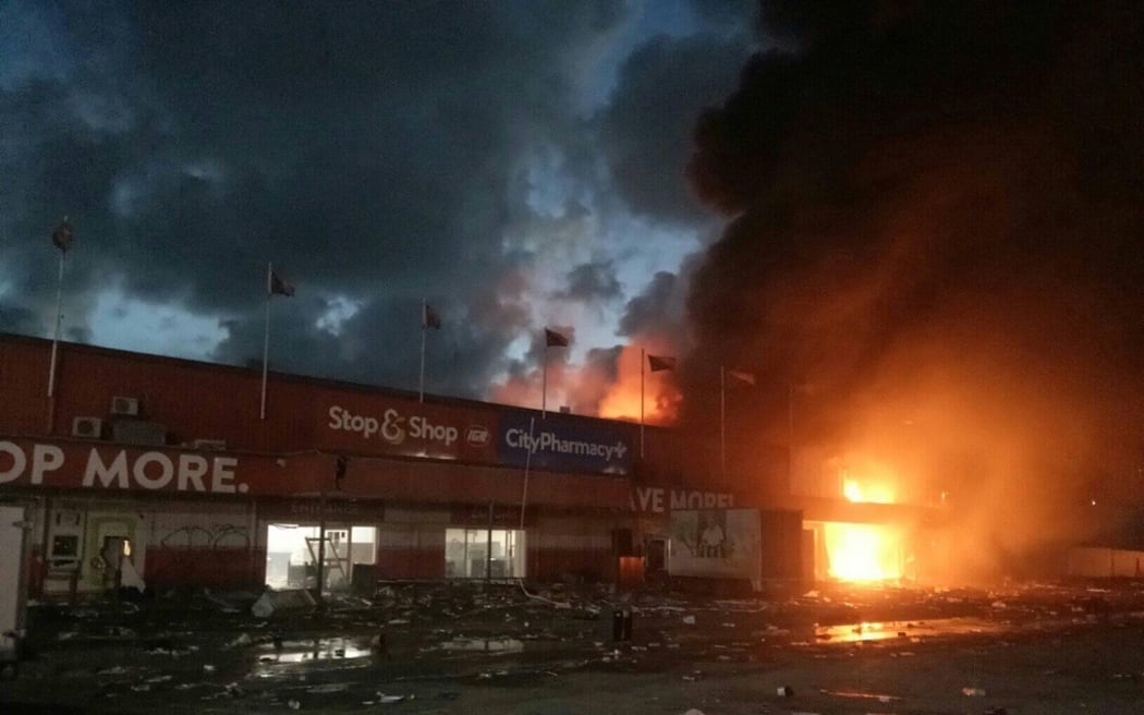 A Stop & Shop supermarket burns in Port Moresby. 10 January 2023