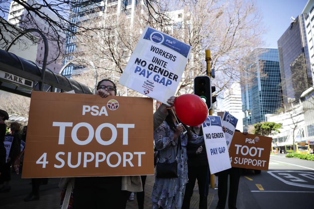 Court workers in Wellington were among 2000 staff who went on strike for two hours on Wednesday for higher pay and better conditions.