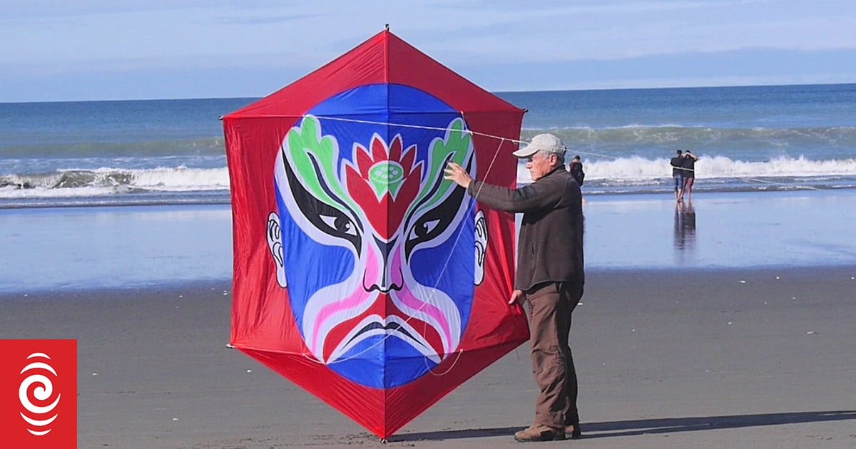 The 85-year old-kite flier going bananas on YouTube