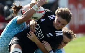 New Zealand's Michaela Blyde is tackled by two Russian opponents.