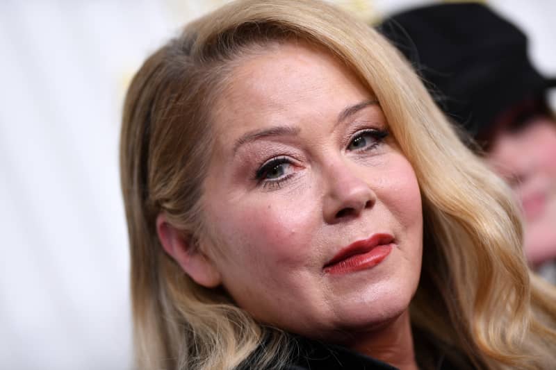LOS ANGELES, CALIFORNIA - JANUARY 15: (L-R) Christina Applegate and host Anthony Anderson speak onstage during the 75th Primetime Emmy Awards at Peacock Theater on January 15, 2024 in Los Angeles, California. Kevin Winter/Getty Images/AFP (Photo by KEVIN WINTER / GETTY IMAGES NORTH AMERICA / Getty Images via AFP)