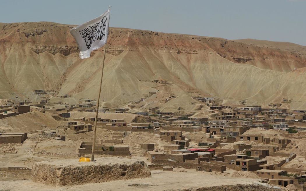 زاهول می گوید دختران در سراسر افغانستان ، حتی در روستاهای روستایی مانند این ، در دانشگاه آنلاین وی ثبت نام می کنند.