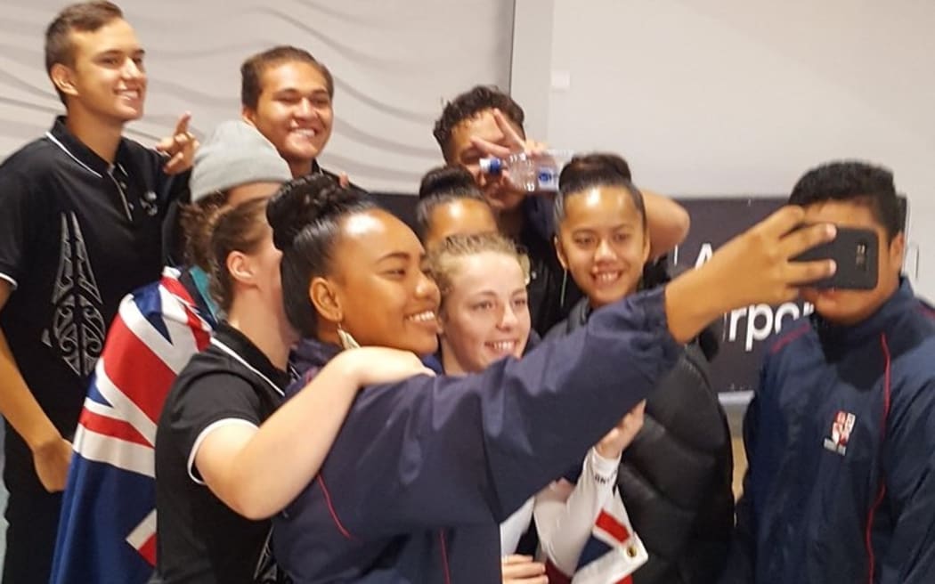 Fans take selfie with returning Winter Olympic bronze medallist Zoi Sadowski-Synnott.