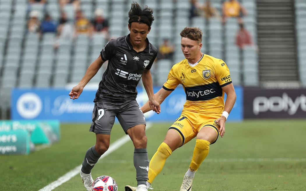 Hideki Ishige of the Phoenix and Sasha Kuzevski of the Mariners challenge for the ball.