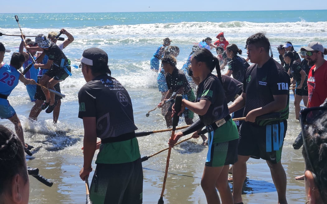 A chaotic game of Hopu Ariki in the surf.