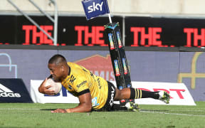Hurricanes Julian Savea scores a try. Super Rugby Aotearoa. Hurricanes v Crusaders, Sky Stadium, Wellington. Sunday 11th April 2021.