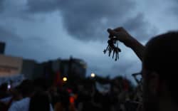 A demonstrator holds keys in a protest against evictions and the housing crisis during a visit of Spain's Prime Minister at the Palau de Congressos in Barcelona, on September 28, 2026. Signs read 'Stop eviction' and 'permanent rental contracts'. Spain's main tenants' unions on September 25 urged the government to pass a new law to tackle the country's housing crisis after an 87-year-old was evicted from her Madrid home, sparking nationwide protests. (Photo by Josep LAGO / AFP)
