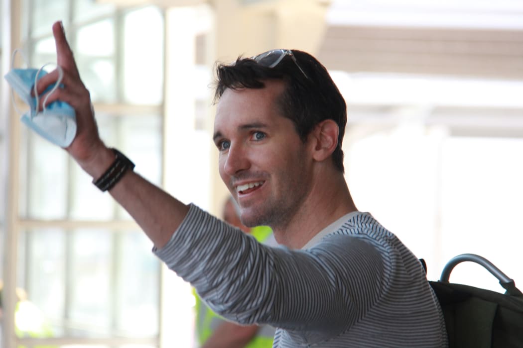 Australian Broadcasting Corporation journalist Bill Birtles waving as he arrives in Sydney on September 8, 2020, after leaving China amid worsening diplomatic relations between the two countries.