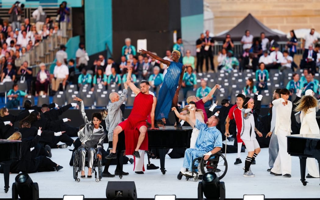 Los bailarines actúan en la Place de la Concorde durante la ceremonia de apertura de los Juegos Paralímpicos París 2024 el 28 de agosto de 2024 en París. (Foto de Dimitar Tilkoff/AFP)