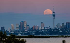 Auckland moonrise.