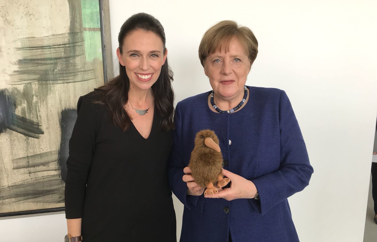 Jacinda Ardern and Angela Merkel with a kiwi soft toy.