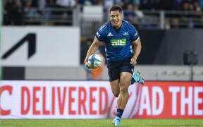 Blues Roger Tuivasa-Sheck on his way to score a try during the Quarter Final the Super Rugby Paciﬁc rugby match between the Blues and the Highlanders held at Eden Park - Auckland - New Zealand.   04  June  2022       Photo: Brett Phibbs / www.photosport.nz