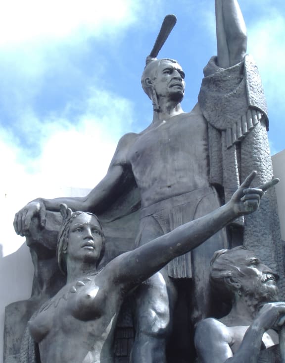 This bronze statue on the Wellington waterfront depicts Kupe Raiatea, the great Maori explorer, his wife Te Aparangi and the tohunga Pekahourangi.