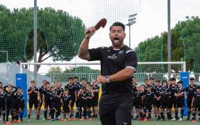 Troy Nathan showing kids how to pūkana