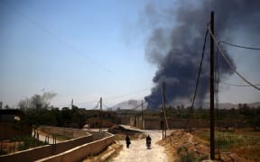Smoke rises after rebel fighters reportedly fired mortar shells against Syrian regime forces on the outskirts of Damascus (16 May 2015).