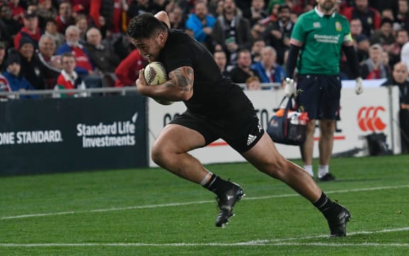 Codie Taylor goes in for the first try.