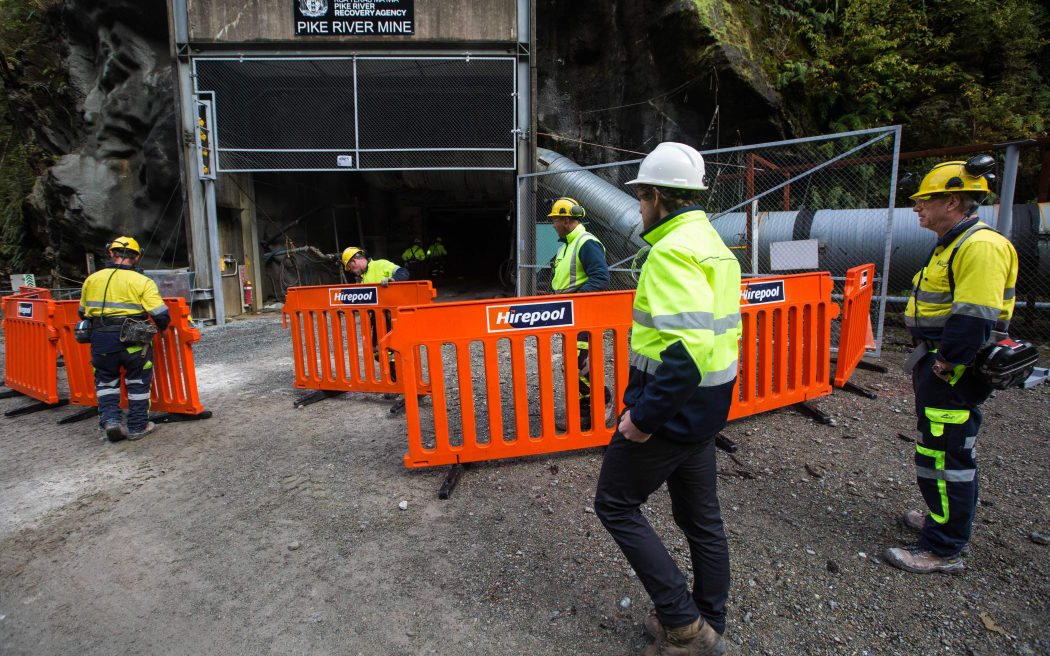 The agency mining team puts a barrier 5m in front of the mine portal.