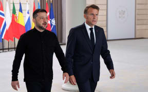 France's President Emmanuel Macron (R) and Ukraine's President Volodymyr Zelensky arrive to chair the Coalition of the Willing Summit, at The Elysee presidential Palace in Paris, on 4 September, 2025.