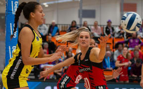 Pulse shooter Aliyah Dunn (left) and Tactix defender Jane Watson