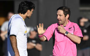 Referee Campbell-Kirk Kawana-Waugh (R).