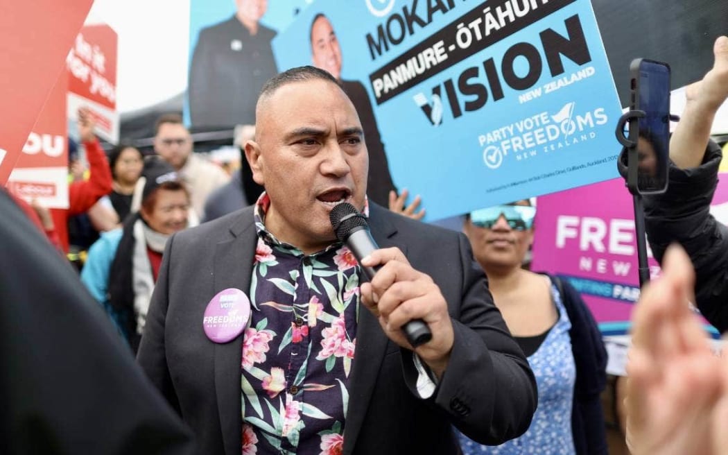 Freedoms NZ candidate Karl Mokaraka led the protest, with a loudspeaker.