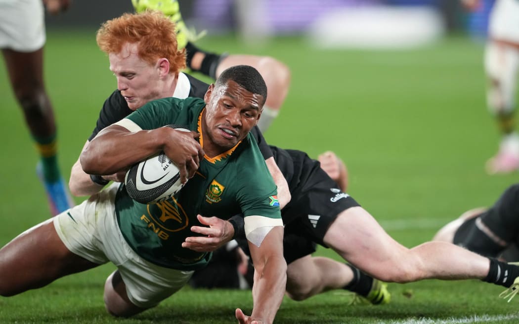 Damian Willemse scores against the All Blacks.