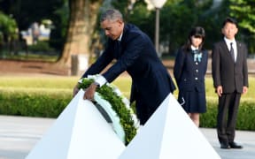 US President Barack Obama places a wreath at the cenotaph in the Peace Memorial park, Hiroshima with Japanese Prime Minister Shinzo Abe.