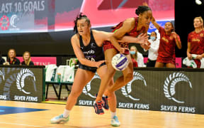 Tiana Metuarau of the Silver Ferns and Layla Guscoth of England.