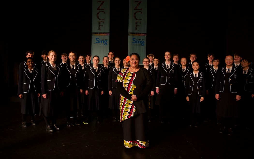 In Tinā, Mareta leads her choir to perform at the Big Sing competition.