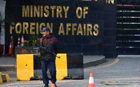 A Pakistani police officer stands guard outside the Ministry of Foreign Affairs in Islamabad on January 18, 2024. Pakistan said on January 18 it had carried out strikes against militant targets in Iran, after Tehran launched attacks on Pakistani territory earlier this week.