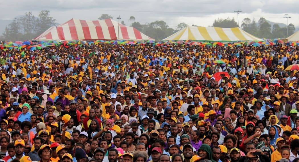 A huge crowd greets visiting American evangelist Doug Batchelor in the Western Highlands community of Hatti.