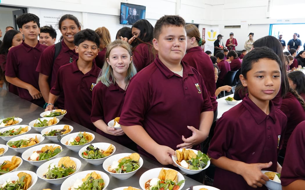 Year 7 and 8 students line up for nachos in the Tikipunga High School wharekai. Photo: RNZ / Peter de Graaf