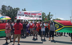 A peaceful protest is currently happening at the front of the Vanuatu parliament, with participants voicing their demand to put an end to political instability in Vanuatu.