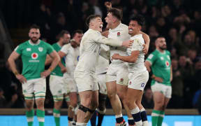 England's Marcus Smith (R) celebrates scoring the winning drop goal during the Six Nations international rugby union match between England and Ireland at Twickenham Stadium in south-west London, on March 9, 2024. (Photo by Adrian DENNIS / AFP)