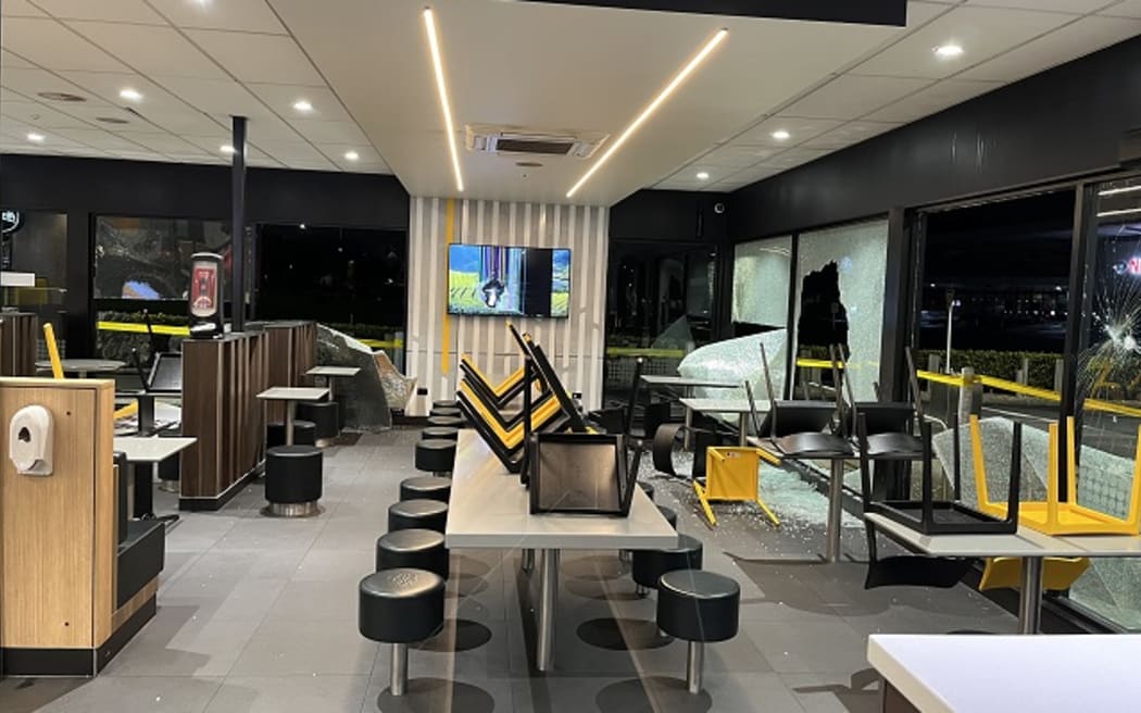A McDonald's restaurant in Auckland's Mount Roskill has had most of its glass windows smashed in a robbery overnight by seven teenagers. 
The police say seven offenders aged between 16 and 18 have been arrested and will appear in Auckland Youth Court on Tuesday.