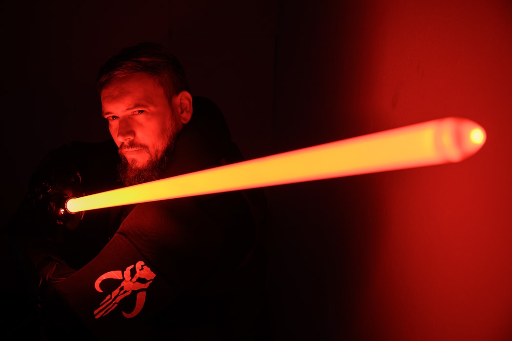 Weekly they train duels with lightsabers, like in the world-famous "Star Wars" movies. (for dpa: "Protective armour instead of Jedi Robe - Training for fight with lightsaber") Photo: Sebastian Gollnow/dpa