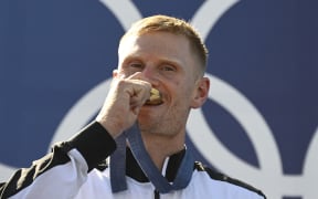 New Zealand's gold medallist Finn Butcher poses on the podium during the medal ceremony after the men's kayak cross final of the canoe slalom competition at Vaires-sur-Marne Nautical Stadium in Vaires-sur-Marne during the Paris 2024 Olympic Games on August 5, 2024. (Photo by Olivier MORIN / AFP)