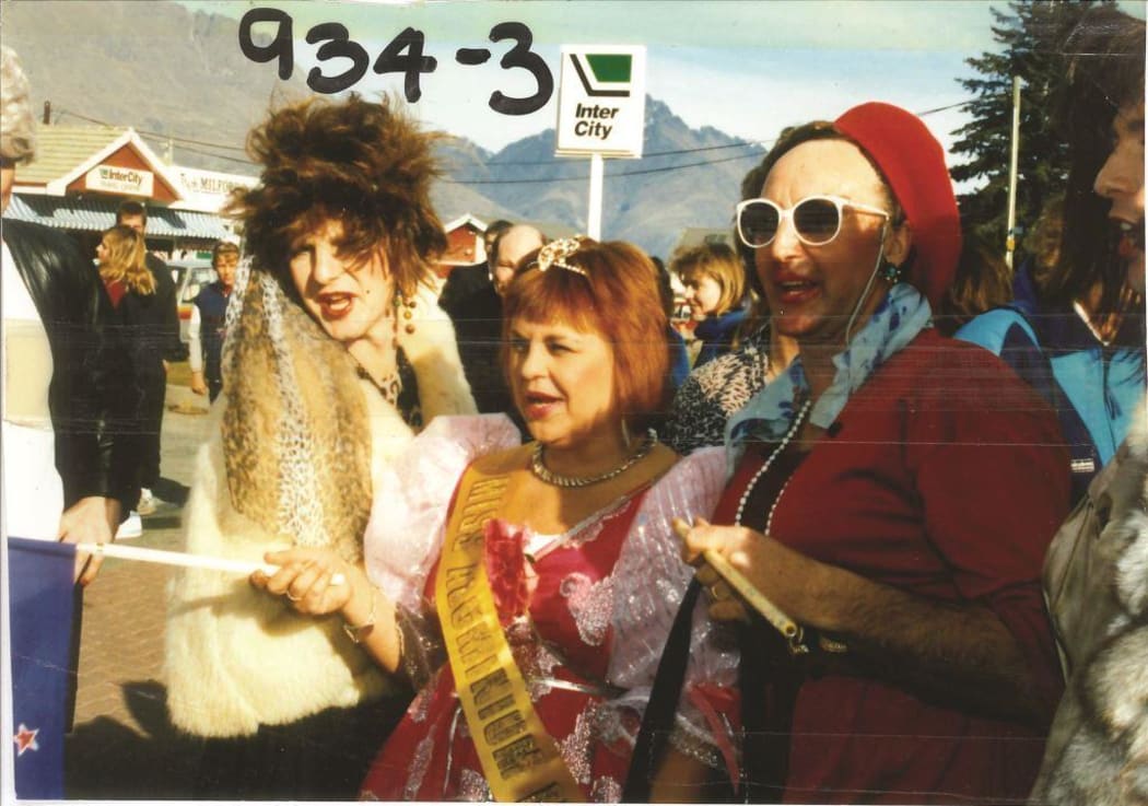 Ginette McDonald “Lyn of Tawa” enjoys the hospitality of the Queenstown Winter Festival drag queens in this mid-1990’s picture.