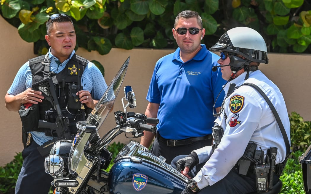 Secret Service and local law enforcement officers stand in front of the home of former US President Donald Trump at Mar-A-Lago in Palm Beach, Florida, on August 9, 2022.